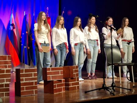 Gimnazijke_V spomin na dan upora  (10)